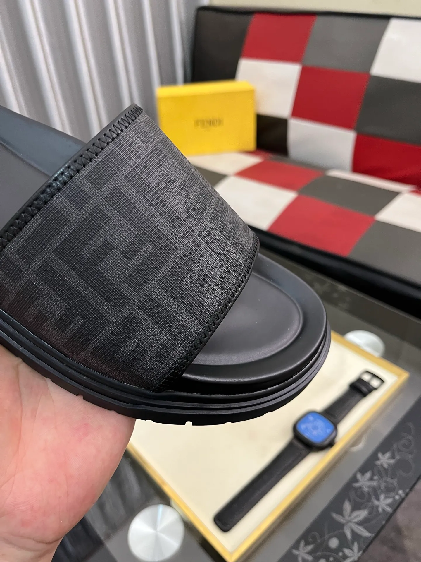 Men's men's shoes💰320⌚️⌚️FENDI Fendi slippers and sandals are shipped💄How can this summer be without the blessing of little monsters💄Original imported special hardware decorative pattern➕Original private model outsole! Details determine success or failure, good quality is not afraid of magnifying details! It feels super comfortable on your feet! This summer you need a pair of trendy, cool and comfortable sandals👣 Standard size: 38-443️⃣Colors available